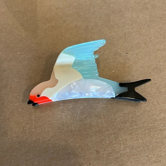 Free People Accessories - NWOT beautiful bird hair clip Free People wild animal claw clip Swallow